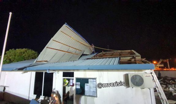 ނަިއފަރު ކައުންސިލްގެ ފުރާޅު ޓިނުތައް އެއްލާލާފައި - ފޮޓޯ: އެމްވީކްރައިސިސް