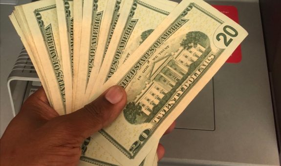 ބީއެމްއެލްގެ ޢޭޓީއެމްއިން ޑޮލަރު ނަގާފައި. މުޅިންވެސް ދޫކުރަނީ ކުދި ނޫޓް