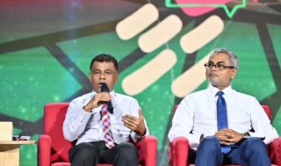 IMG_7697 ޞިއްޙަތާ ބެހޭ ވަޒީރު އަދި ފަތުރުވެރިކަމާ ބެހޭ ވަޒީރު. ފޮޓޯ: ރައީސް އޮފީސް