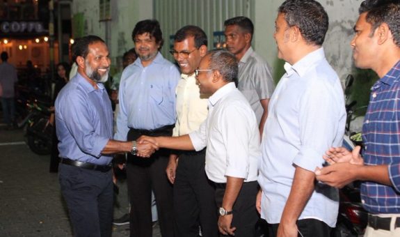ހަސަން ލަތީފު ސެއިޙް އިމްރާން ޢަބްދުﷲ އާއި ސަލާމް ކުރައްވަނީ | ފޮޓޯ: މޯލްޑިވްސް އިންޑިޕެންޑެންޓް
