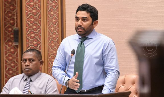 ހެލްތު މިނިސްޓަރު އަބްދުﷲ އަމީން - ފޮޓޯ: މަޖިލިސް
