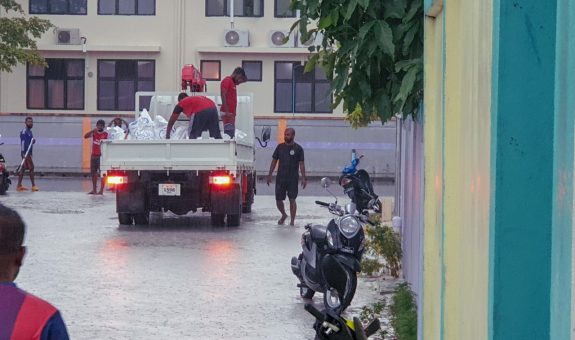 ލ.ގަމުގައި ފެން ހިއްކަނީ - ފޮޓޯ: އެމްއެންޑީއެފް