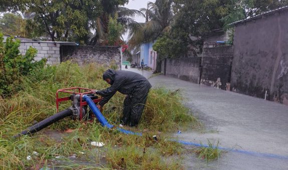 ގދ.ތިނަދޫއިން ފެން ހިއްކުމުގެ މަސައްކަތް ސިފައިން ކުރަނީ - ފޮޓޯ: އެމްއެންޑީއެފް