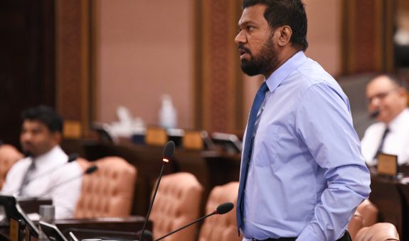 މަކުނުދޫ ދާއިރާގެ މެންބަރ މުޙައްމަދު ރާއީ | ފޮޓޯ: މަޖިލިސް