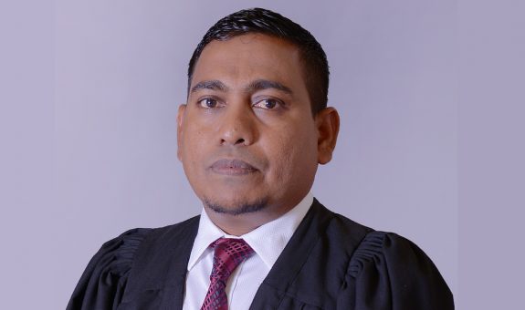 ހައިކޯޓުގެ އިސްފަނޑިޔާރު އަލްއުސްތާޛު ޝުޖާޢު އުޘްމާން - ފޮޓޯ: ހައިކޯޓު