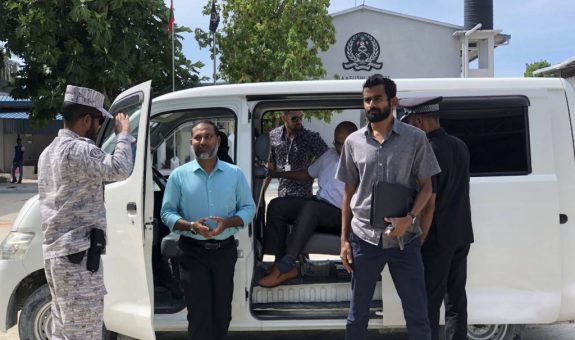މިނިސްޓަރ އިމްރާން އާއި ސީޕީ އަޙްމަދު މުޙައްމަދު ފުޅު  | ފޮޓޯ: ހޯމް މިނިސްޓްރީ