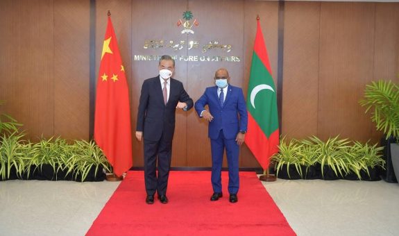 ޗައިނާގެ ފޮރިން މިނިސްޓަރު ވާންގް ޔީ، ރާއްޖޭގެ ފޮރިން މިނިސްޓަރު އަބްދުﷲ ޝާހިދާއެކު-- ފޮޓޯ: ފޮރިން މިނިސްޓްރީ