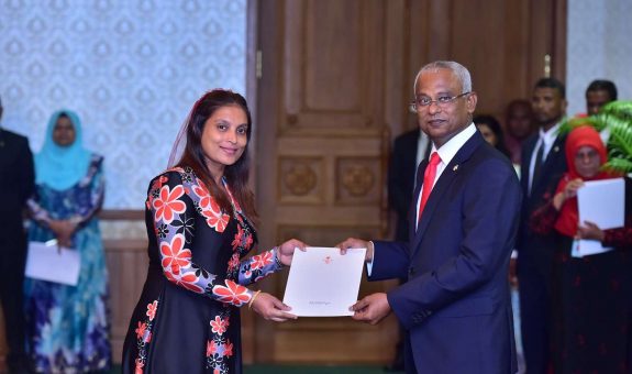 އެޑިއުކޭޝަން މިނިސްޓަރު ޑރ. އައިޝަތު އަލީ - ފޮޓޯ: ރައީސް އޮފީސް