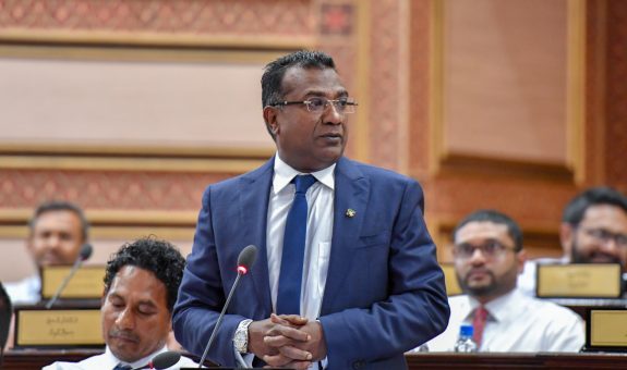 މަޖިލީހުގެ ޖަލްސާއެއްގައި ޢަބްދުﷲ ޖާބިރު - ފޮޓޯ: މަޖިލިސް