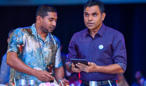 ނައިބް ރައީސް ފައިސަލް ޒުވާނުންގެ އެވޯޑް ތައާރަފްކޮށްދެއްވަނީ | ފޮޓޯ : ރައީސް އޮފީސް