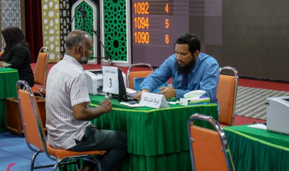 ކުރީ އަހަރެއްގެ ފިޠްރު ޒަކާތް ބަލައިގަތުމުގެ ތެރެއިން - ފޮޓޯ: ރާއްޖެ އެމްވީ