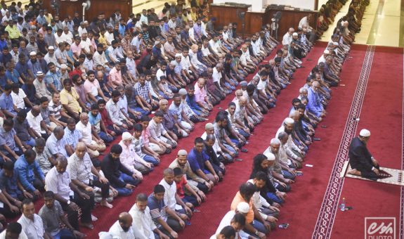 މިސްކިތެއްގެ ޖަމާއަތުގައި ނަމާދު ކުރަނީ - ފޮޓޯ: އަވަސް