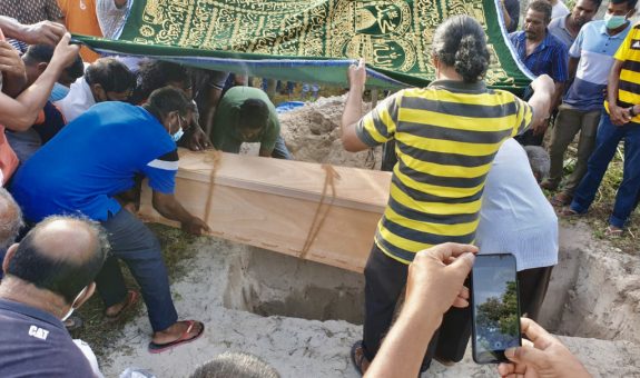 މަހުމޫދުގެ ޖަނާޒާގެ ތެރެއިން-- ފޮޓޯ: އަވަސް