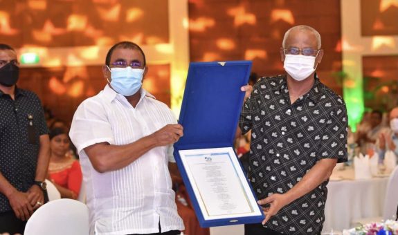 ގައި ފަތުރުވެރިކަމަށް 50 އަހަރު ފުރޭ މުނާސަބަތާއި ގުޅިގެން ތައާރަފުކޮށްފައިވާ ލަވައިގެ ޅެން ރައީސަށް ވެދުމަށް އަރުވަނީ---