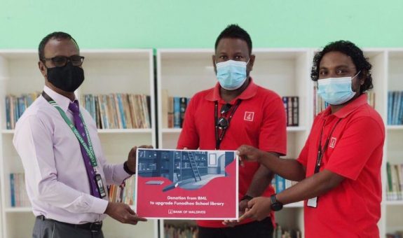 ބީއެމްއެލް ފުނަދޫ ބްރާންޗުން އެރަށު ސުކޫލަށް އެހީތެރިކަން ފޯރުކޮށްދެނީ - ފޮޓ: ބީއެމްއެލް