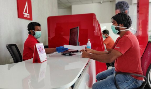 ބޭންކް އޮފް މޯލްޑިވްސް އިން ކަސްޓަމަރަކު ހިދުމަތް ހޯދަނީ - ފޮޓޯ: ބީއެމްއެލް