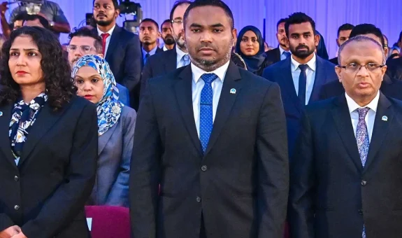 ފަނޑިޔާރު އަޒްމިރަލްދާ މަހާޒް އަދި ޙުސްނިއްސުޢޫދު. ފޮޓޯ: ރައީސް އޮފީސް