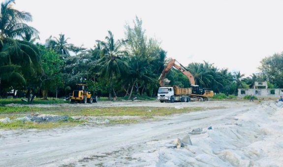 ސ. ފޭދޫ ފުޓުބޯޅަ ދަނޑުގެ ސަބް ބޭސް ހެދުމުގެ މަސައްކަތުގެ ތެރެއިން - ފޮޓޯ: އެމްޓީސީސީ