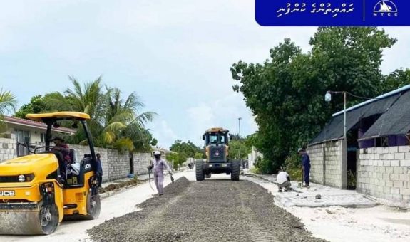 ފޮނަދޫ މަގު ހެދުމުގެ މަސައްކަތުގެ ތެރެއިން- ފޮޓޯ: އެމްޓީސީސީ