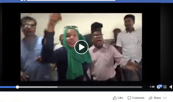 ރާއްޖެ ޓީވީގެ ނޫސްވެރިންނަށް 
 ހުރަސްއަޅާ މަންޒަރު - ފޮޓޯ: ސްކްރީން ފޮޓޯ