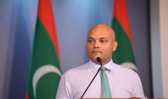 ރައީސް އޮފީހުން މިއަދު ބޭއްވި ނޫސްވެރިންގެ ބައްދަލުވުމުގައި ތަރުޖަމާނު އިބްރާހިމް ހޫދު  - ފޮޓޯ: ސަން