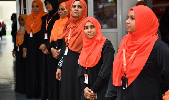 އިމާދުއްދީން ސްކޫލްގެ ޓީޗަރުންތަކެއް ތަކެއް - ފޮޓޯ: ރައީސް އޮފީސް