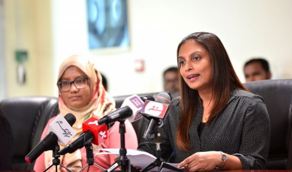މިނިސްޓަރ އައިޝަތު ޢަލީ ނޫސްވެރިންގެ ބައްދަލުވުމެއްގައި - ފޮޓޯ: ސަން