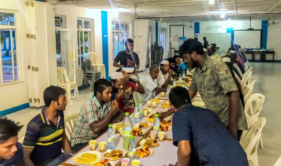ނެއްލައިދޫގައި ބިދޭސީންނަށް ބޭއްވި ރޯދަވީއްލުމެގެ ތެރެއިން
-  ފޮޓޯ: ނެއްލައިދޫ އަމީގޯ އޮފް ޔޫތު