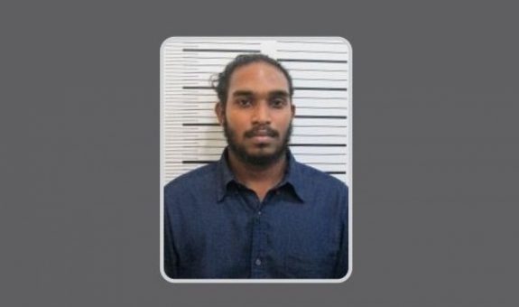 ގޮތްނޭނގޭ މަރުތަކާއި ގެއްލިފައިވާ މީހުންގެ މައްސަލަ ބަލާ ކޮމިޝަނުން ހޯދަމުންދާ މ. ކުރިރުއްގޭ އިރުފާން ރުޝްދީ - ފޮޓޯ:ޕޮލިސް