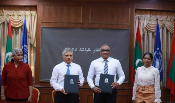 އައިލޭންޑް އޭވިއޭޝަން އަދި އެމްއެންޔޫ އިން ފްލައިޓް ޓްރެއިނިން ސްކޫލްގެ އެއްބަސްވުމުގައި ސޮއިކުރުމުގެ ތެރެއިން --- ފޮޓޯ/މޯލްޑިވިއަން