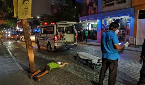 ހަބަރުހުސްވެގެން މަޖީދީމަގަށް ވެއްޓިފައި އޮތް މީހެއް - ފެށުން ފޮޓޯ: ވިޝާމް