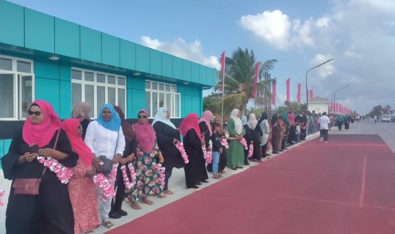 މުއިއްޒުއަށް ކުޅުދުއްފުށިން މަރުޚަބާ ކިޔުން - ފޮޓޯ: ކުރިނބީ ޕީޕީއެމް އަޒުމް ގޮފި