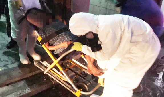 ބަލިމީހާ ހޮސްޕިޓަލްއަށް ގެންދިއުމުގައި އެހީވަނީ- ފޮޓޯ: އެމްއެންޑީއެފް