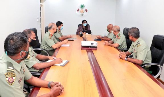 ކައުންޓަރ ޓެރަރިޒަމް ސެންޓަރުގައި ޙަރަކާތްތެރިވުމަށްޓަކައި ސައުދީ 
 އަރަބިއްޔާއަށްދާ ސިފައިންނާއި މިނިސްޓަރ މާރިޔަ ބައްދަލުކުރައްވަނީ : ފޮޓޯ- ޑިފެންސް މިނިސްޓްރީ