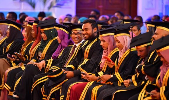 އެމްއެންޔޫ ދަރިވަރުންގެ ގުރެޖުއޭޝަންގެ ތެރެއިން : ފޮޓޯ - މިހާރު