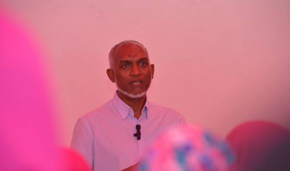 މުއިއްޒު ހަނިމާދޫ ސަޕޯޓަރުންނާ ވާހަކަފުޅުދައްކަވަނީ - ފޮޓޯ: ޕީޕީއެމް