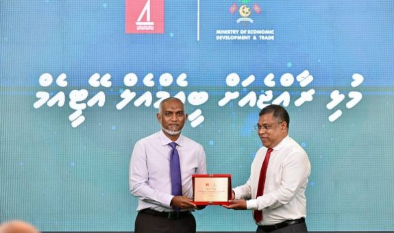 އޭ.ޓީ.އެމް ގެ ޚިދުމަތް މުޅި ރާއްޖެއަށް ފުޅާކުރުމުގެ މަޝްރޫޢު ފެށުމުގެ ރަސްމިއްޔާތުގެ ތެރެއިން  - ފޮޓޯ: ރައީސް އޮފީސް