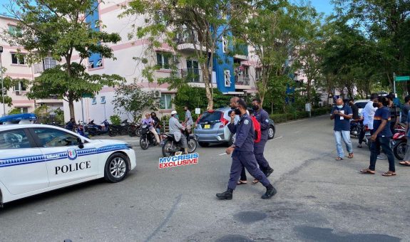 ހުޅުމާލޭގައި ފުލުހުން 
 ހަރަކާތްތެރިވަނީ : ފޮޓޯ - އެމް.ވީ ކްރައިސިސް
