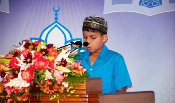 މުބާރާތެއްގައި ކުއްޖަކު ކިޔަވަނީ: ފޮޓ- ހަފްތާ