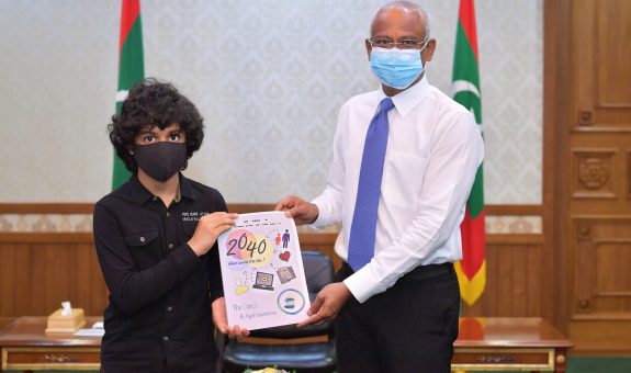 ފޮތް ހަވާލުކުރުމަށް މިއަދު ބޭއްވި ރަސްމިއްޔާތުގެ ތެރެއިން؛ ފޮޓޯ - ރައީސް އޮފީސް