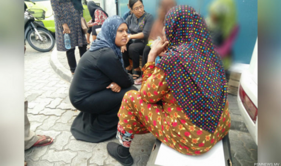 މަގުމަތިން ދިމާވިބަޔަކާއި ޖެންޑަރ މިނިސްޓްރީގެ ބޭފުޅުން ވާހަކަ ދައްކަވަނީ - ފޮޓޯ: ޕީއެސްއެމް