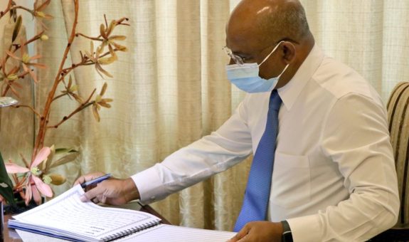 ޕާކިސްތާނުގެ ކުރީގެ ބޮޑުވަޒީރުގެ ތައުޒިޔާގެ ދަފްތަރުގައި މިނިސްޓަރ ޝާހިދު ސޮއި ކުރައްވައިފި : ފޮޓޯ ފޮރިން މިނިސްޓްރީ