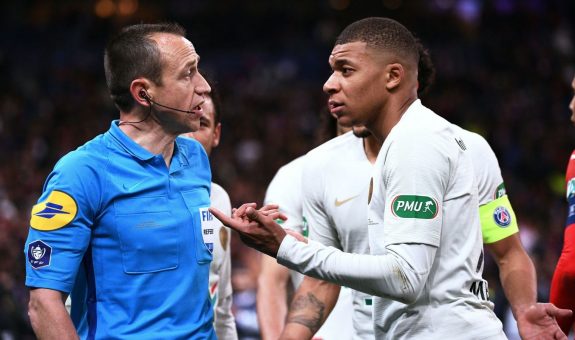 ރަތްކާޑު ދެއްކުމާއި ގުޅިގެން އެމްބާޕޭ ރެފްރީއަށް އެޕީލްކުރަނީ - ފޮޓޯ: ސްކައި ސްޕޯޓްސް