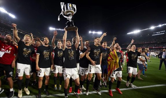 ވެލެންސިއާ ޓީމު ކޮޕަޑެލްރޭ ތައްޓާއެކު އުފާފާޅުކުރަނީ - ފޮޓޯ: އާރްޓީއީ