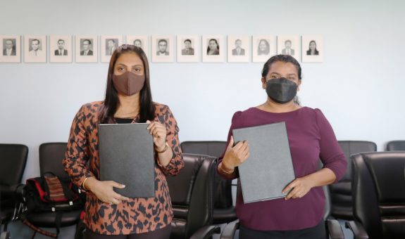 އެޑިއުކޭޝަން މިނިސްޓަރު އައިޝަތު އަލީ އާއި ޓްރާންސްޕޭރެންސީ މޯލްޑިވްސްގެ އެގްޒެކެޓިވް ޑިރެކްޓަރު އާސިއަތު ރިލްވީނާ -- ފޮޓޯ: އެޑިއުކޭޝަން މިނިސްޓަރު