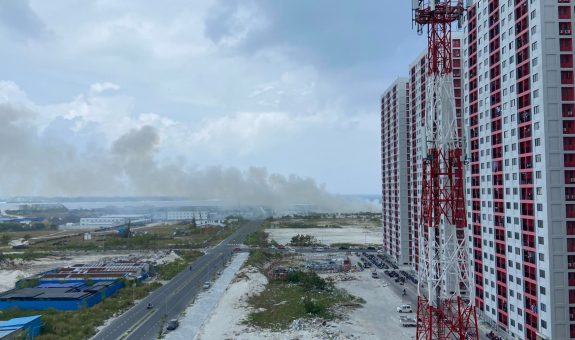 ހިޔާ ފްލެޓް ސަރަހައްދުގައި އެއްކޮށްފައި ހުރި ކުނިތަކެއްގައި ރޯވެ ދުން އަރަނީ-- ފޮޓޯ: އެމްއެންޑީއެފް