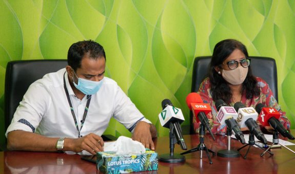 މާލެސިޓީ މޭޔަރ ޝީފާ މުހައްމަދު އަދި ވެމްކޯގެ މެނޭޖިން ޑިރެކްޓަރު އާދަމް މުހައްމަދު ނޫސްވެރިންނަށް މައުލޫމާތު ދެއްވަނީ: ފޮޓޯ - މާލެ ސިޓީ ކައުންސިލް